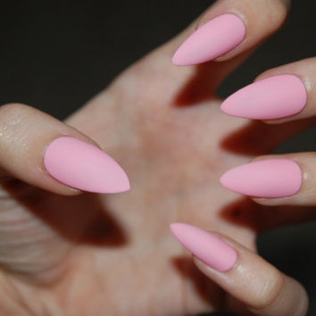 matte-pink-stiletto-nails-24_18 Unghii stiletto roz Mat
