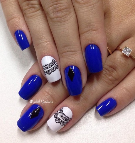 nail-art-in-blue-and-white-03_14 Nail art în albastru și alb