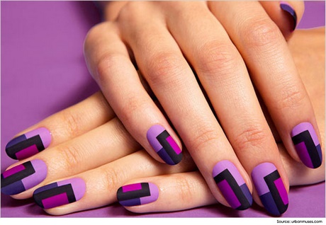 nail-art-on-purple-nail-paint-06_15 Nail art pe vopsea de unghii violet