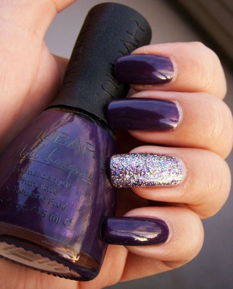 nail-art-on-purple-nail-paint-06_16 Nail art pe vopsea de unghii violet