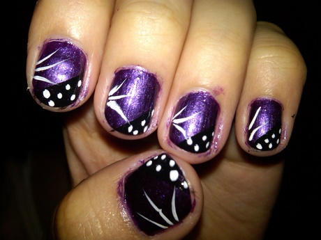nail-art-on-purple-nail-paint-06_17 Nail art pe vopsea de unghii violet