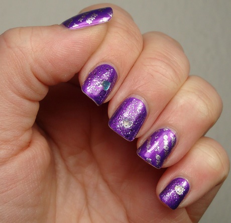 nail-art-on-purple-nail-paint-06_7 Nail art pe vopsea de unghii violet