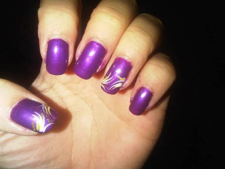 nail-art-on-purple-nails-45 Nail art pe unghii violet
