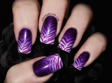 Nail art violet și alb