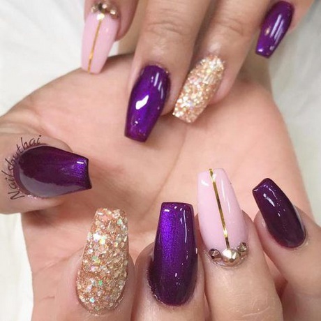 Modele de unghii violet și aur