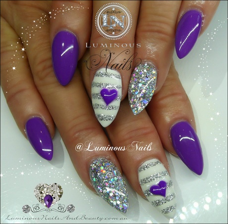 Modele de unghii violet și argintiu