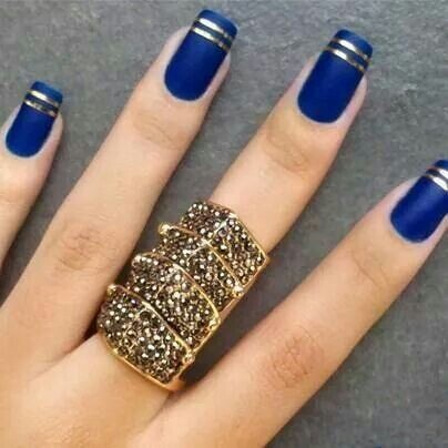 navy-blue-and-gold-nails-29_10 Bleumarin și unghii de aur