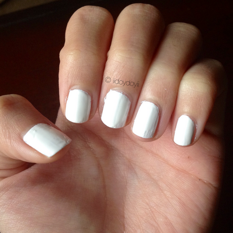 painted-white-nails-25 Unghii albe pictate