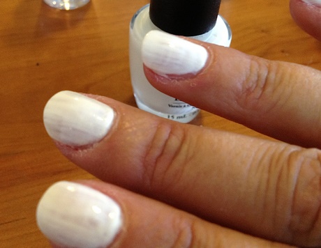 painted-white-nails-25_17 Unghii albe pictate
