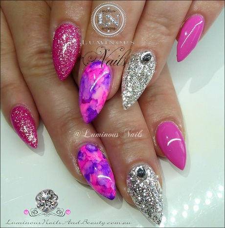 Modele de unghii cu gel roz și violet