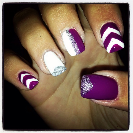 purple-and-white-acrylic-nails-07_7 Unghii acrilice violet și alb