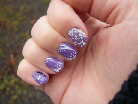 purple-and-white-nails-74_10 Unghiile violet și alb