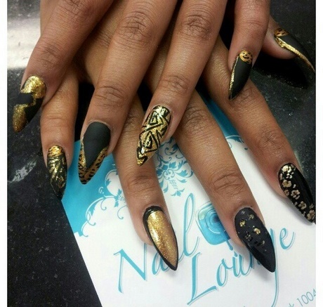 stiletto-nails-black-and-gold-67_12 Stiletto Cuie negru și auriu