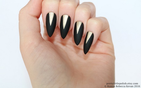 stiletto-nails-black-and-gold-67_13 Stiletto Cuie negru și auriu