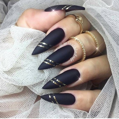 stiletto-nails-black-and-gold-67_19 Stiletto Cuie negru și auriu
