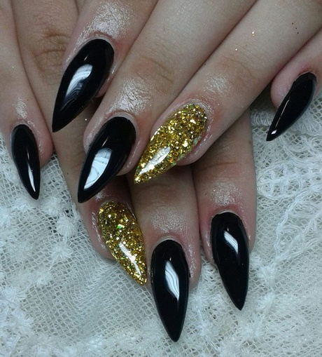 stiletto-nails-black-and-gold-67_4 Stiletto Cuie negru și auriu