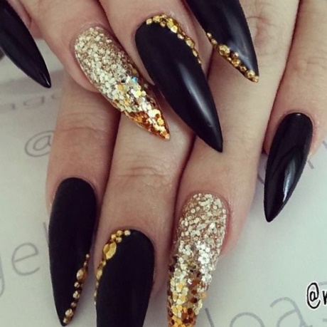 stiletto-nails-black-and-gold-67_5 Stiletto Cuie negru și auriu
