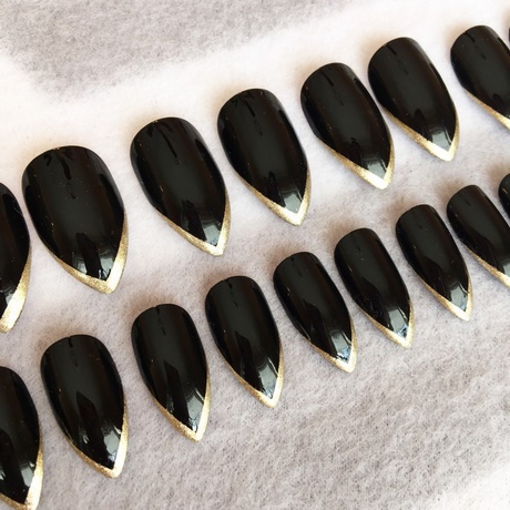 stiletto-nails-black-and-gold-67_8 Stiletto Cuie negru și auriu