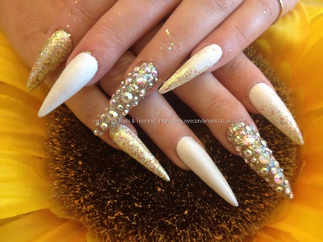stiletto-nails-white-and-gold-03_11 Stiletto Cuie alb și auriu