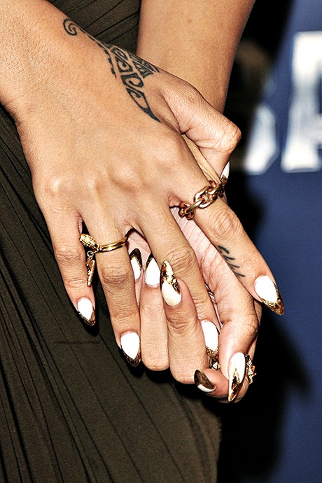 stiletto-nails-white-and-gold-03_16 Stiletto Cuie alb și auriu