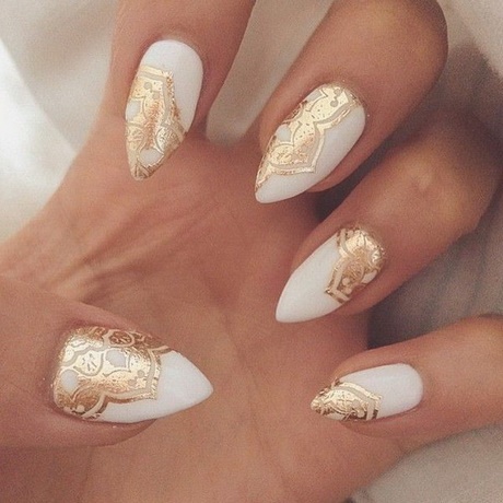 stiletto-nails-white-and-gold-03_20 Stiletto Cuie alb și auriu