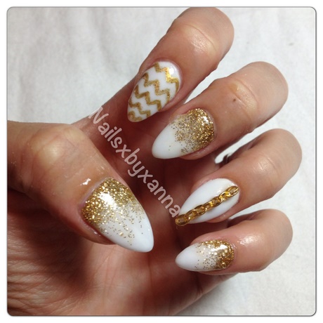 stiletto-nails-white-and-gold-03_5 Stiletto Cuie alb și auriu