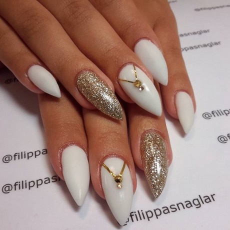 stiletto-nails-white-and-gold-03_8 Stiletto Cuie alb și auriu