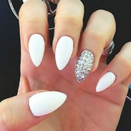 white-pointy-acrylic-nails-32 Unghii acrilice albe ascuțite