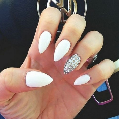 white-pointy-nail-designs-62 Modele albe de unghii ascuțite