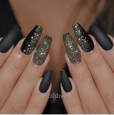 black-and-gold-glitter-nails-74 Unghii cu sclipici negre și aurii