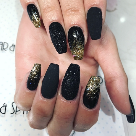 black-and-gold-glitter-nails-74_13 Unghii cu sclipici negre și aurii