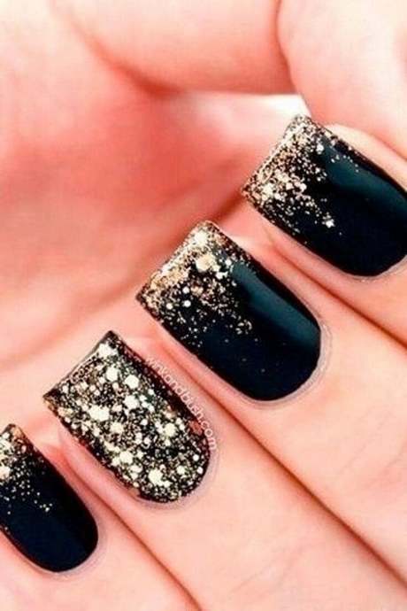 black-and-silver-glitter-nails-02_11 Unghii cu sclipici negre și argintii