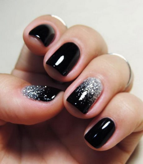 black-and-silver-glitter-nails-02_7 Unghii cu sclipici negre și argintii