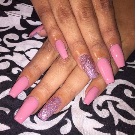 pink-glitter-acrylic-nail-designs-75_16 Modele de unghii acrilice cu sclipici roz