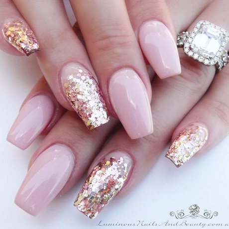 pink-nails-with-gold-glitter-83_16 Unghii roz cu sclipici de aur