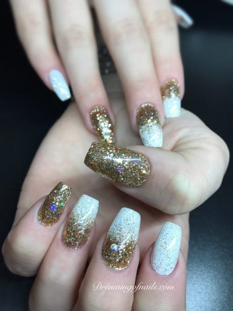 white-and-gold-glitter-nails-64_10 Unghii cu sclipici albe și aurii