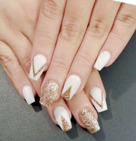 white-and-gold-glitter-nails-64_14 Unghii cu sclipici albe și aurii