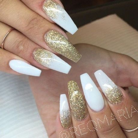 white-and-gold-glitter-nails-64_18 Unghii cu sclipici albe și aurii