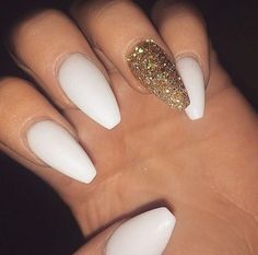 white-and-gold-glitter-nails-64_7 Unghii cu sclipici albe și aurii