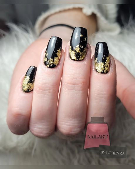 black-and-gold-nail-designs-2023-67 Modele de unghii negre și aurii 2023