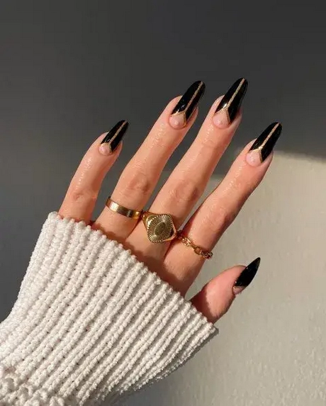 black-and-gold-nail-designs-2023-67 Modele de unghii negre și aurii 2023