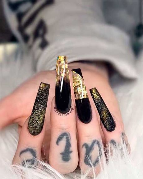 black-and-gold-nail-designs-2023-67_10 Modele de unghii negre și aurii 2023