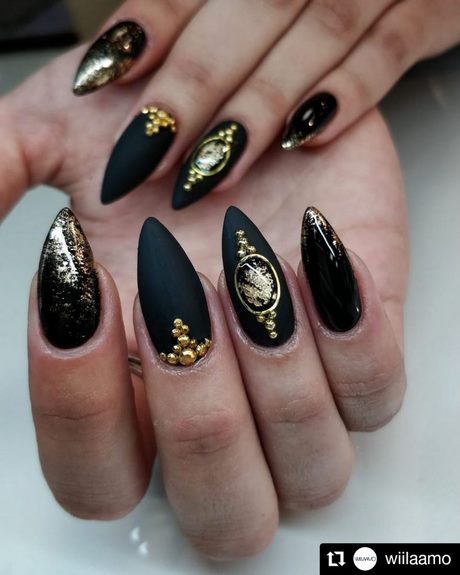 black-and-gold-nail-designs-2023-67_11 Modele de unghii negre și aurii 2023