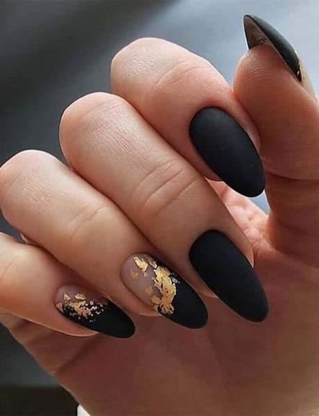 black-and-gold-nail-designs-2023-67_14 Modele de unghii negre și aurii 2023