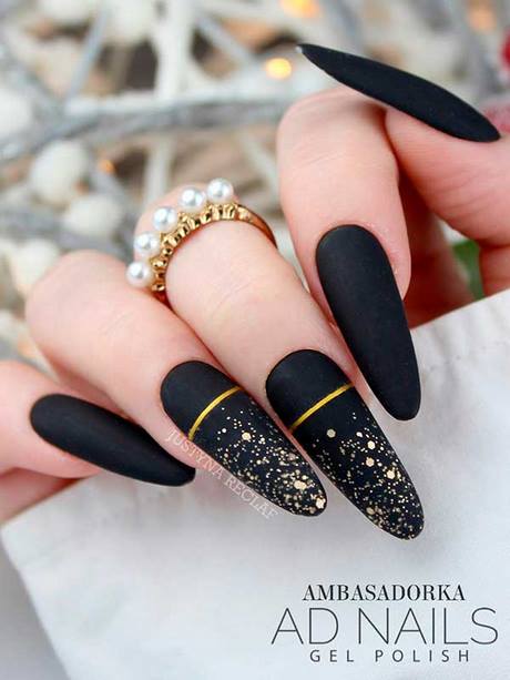 black-and-gold-nail-designs-2023-67_4 Modele de unghii negre și aurii 2023