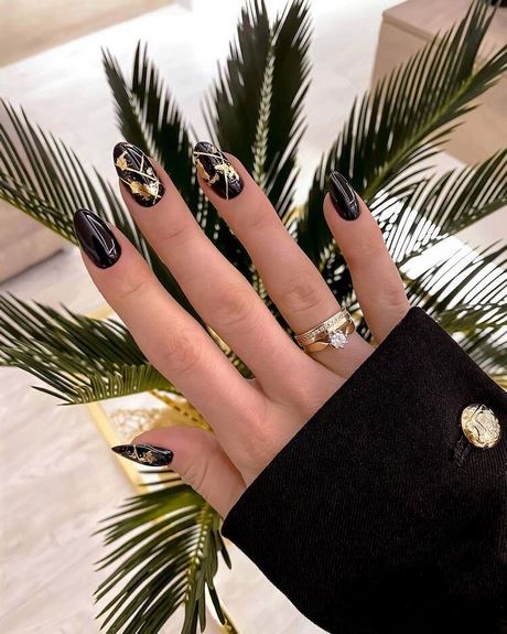 black-and-gold-nail-designs-2023-67_5 Modele de unghii negre și aurii 2023