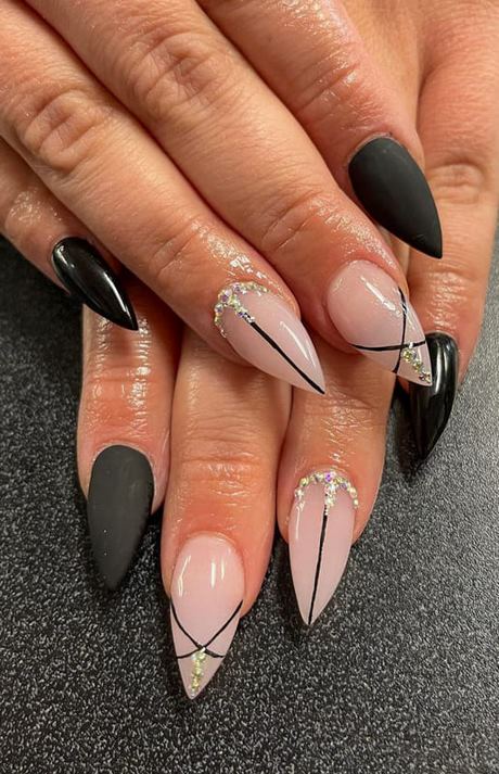 dark-nail-designs-2023-60 Modele de unghii întunecate 2023