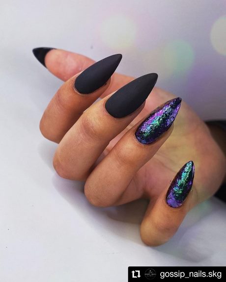dark-nail-designs-2023-60_10 Modele de unghii întunecate 2023