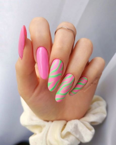 hot-pink-nail-designs-2023-02_10 Modele de unghii roz fierbinți 2023