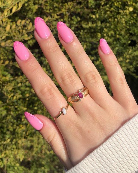 hot-pink-nail-designs-2023-02_13 Modele de unghii roz fierbinți 2023